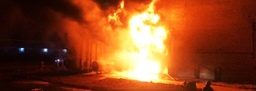 Палає величезне полум’я, швидкі та пожежні помчали суцільним потоком: у росії - чергова пожежа (відео)