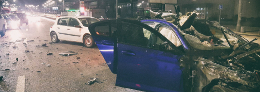 Легковушка после столкновения снесло всю переднюю часть