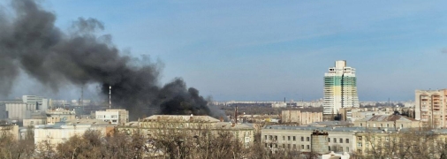 Возгорание, видимо, серьезное, ведь дым видно в разных районах города
