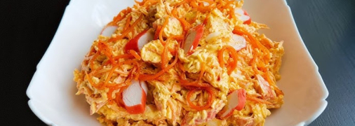 Салат з крабових паличок та моркви