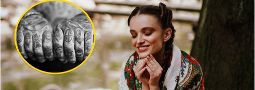 Дівчина з українською хусткою