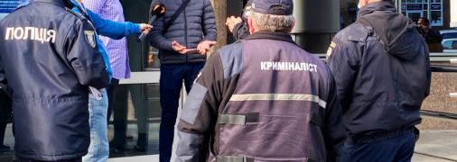 На фото - пострадавшие журналист (в очках) и оператор (в синей куртке и черной кепке) программы "Схемы"