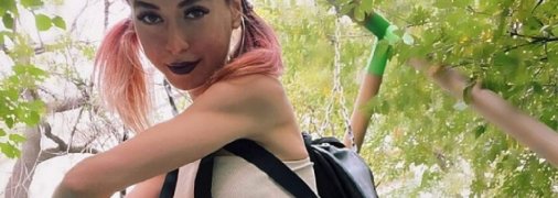 Девушка публикует у себя в соцсетях провокативные фото