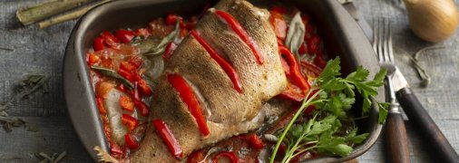Как приготовить морского окуня: запеките с овощами