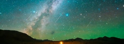 Метеорный поток Персеиды над Памирским плато, Китай, в августе 2021 года.