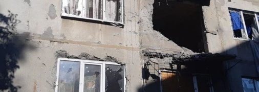 Бойовики на Донбасі обстріляли житловий будинок: постраждали мирні жителі (фото)