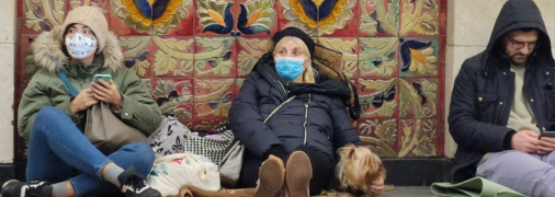 Киевляне урываются от обстрелов в метро в начале полномасштабного вторжения россии