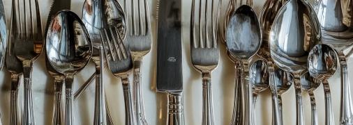 Серебряные приборы нужно регулярно очищать (изображение создано с помощью ИИ)