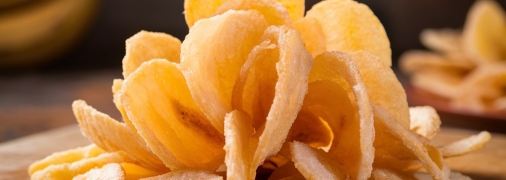 Банановые чипсы станут отличным перекусом (изображение создано с помощью ИИ)