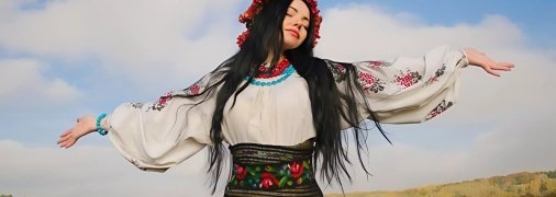 Украинка в национальных одеждах