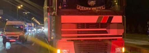 Перебегали дорогу: в Киеве грузовик сбил насмерть двух человек (фото)
