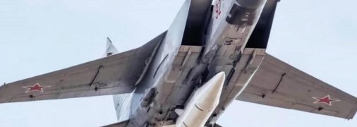 Ракета Х-47М2 "Кинжал" на борту российского самолета