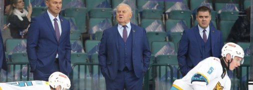 Владимир Крикунов (по центру)