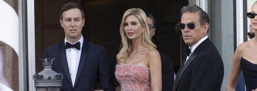 Иванка Трамп с мужем Джаредом Кушнером (слева)