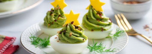 Фаршированные яйца с авокадо-кремом