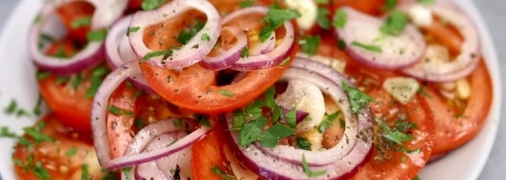Закуска к мясу из помидор и лука