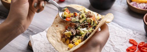 Рулеты из мексиканской лепешки: секреты вкусной закуски