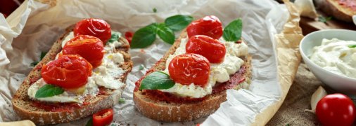 Почему опасно совмещать помидоры с творогом