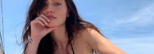 Фиби Тонкин из сериала "Древние" показала своего нового бойфренда