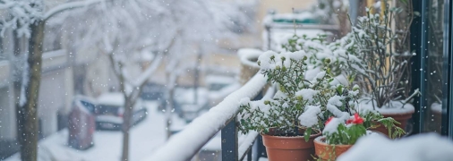 Балкон, захаращений різними речами, виглядає не тільки неестетично, але може стати й причиною пошкодженню речей (фото створене з допомогою ШІ)