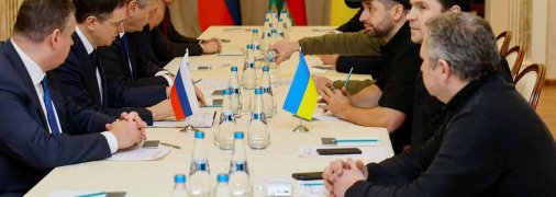 Украинская и российская делегации в Стамбуле