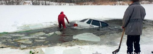 Авто утонуло в 20 метрах от берега