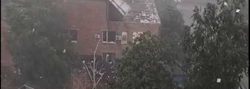 В Первомайске ветер сорвал крышу местного суда и разметал по городу документы (видео)