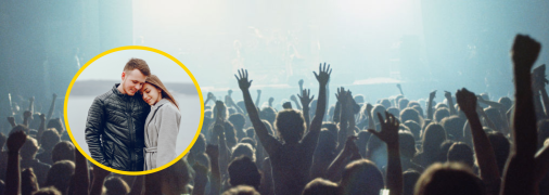 Люди на концерте наслаждаются музыкой