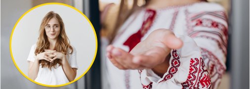 Дівчина посміхається