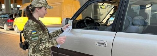 В країні триває воєнний стан, в рамках якого виїзд військовозобов'язаним з країни заблоковано