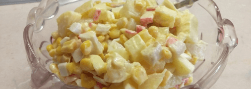 Салат з крабових паличок з ананасом