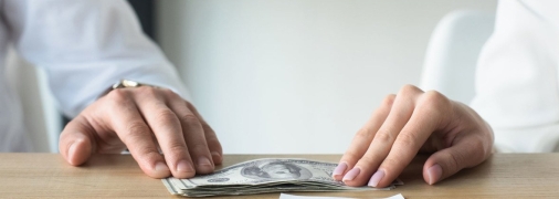 Корупція стала головною темою українського суспільства. Але чи допоможуть істерики?