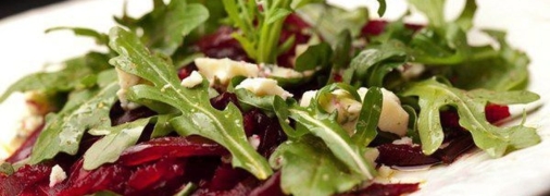 Чудово смакуватиме такий салат із базиліком або руколою