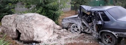 Смертельное ДТП в Днепропетровской области: ВАЗ на полном ходу влетел в бетонный булыжник (фото)