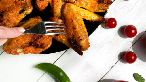 Быстро, недорого и очень вкусно: запеченные куриные крылышки с карамельным соусом (видео)