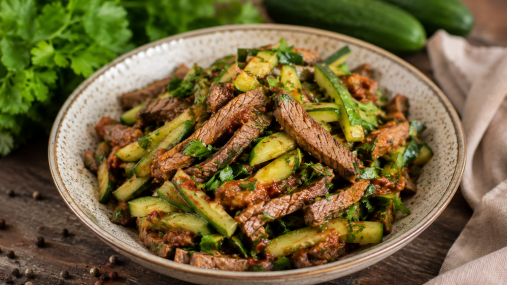 Удивительно вкусное сочетание: салат с телятиной и огурцами (видео)