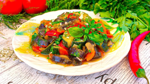 Можно есть сразу: какой салат из баклажанов и овощей еще приготовить (видео)