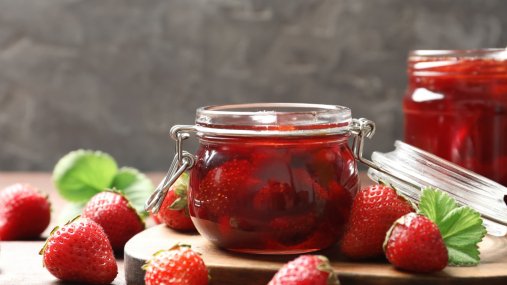 Быстрое варенье из клубники с целыми ягодами: секрет идеального вкуса в одной пряности (видео)