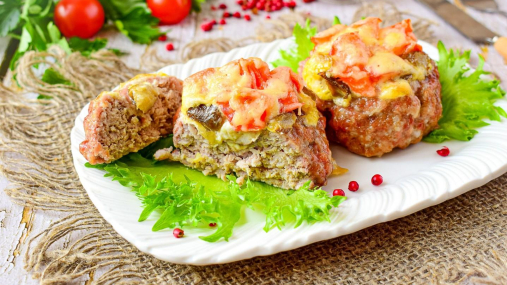 Сочное блюдо для всей семьи: мясные гнезда с грибами (видео)