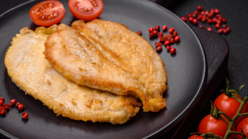 Классика с неожиданным хрустом: куриные отбивные в кукурузной крошке (видео)