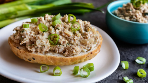Без мяса, но с насыщенным вкусом: домашний паштет из шампиньонов (видео)