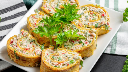 Этот рулет первым исчезает со стола: как приготовить его с сыром и крабовыми палочками (видео)