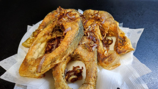 Для хрустящей золотистой корочки на рыбе мука не нужна: чем ее заменить