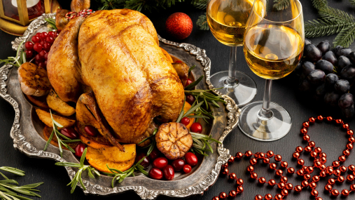 Як зрозуміти, що запечена птиця повністю готова: простий трюк врятує святкову вечерю (відео)