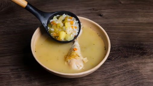 Согреет в холода и спасет после праздников: рецепт наваристого рассольника (видео)