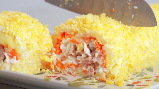 "Мимоза" по-новому: этот праздничный рулет превзойдет классический салат (видео)