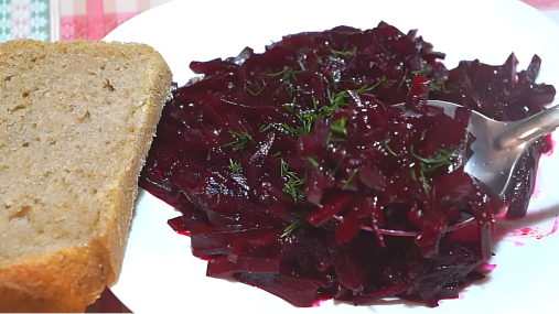 Один ингредиент сохранит цвет и придаст вкус: как правильно готовить свеклу, чтобы гости просили рецепт