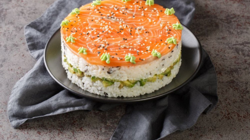 Суши-торт без лишних хлопот: эффектное блюдо из простых ингредиентов за 30 минут (видео)