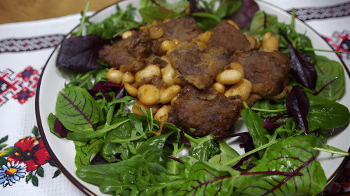 Вкуснее, чем гуляш: как приготовить говяжью печень с фасолью, чтобы даже дети просили добавки (видео)