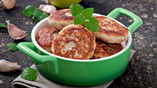 Для приготовления бюджетных котлет хлеб не нужен: вот что нужно добавить к мясу